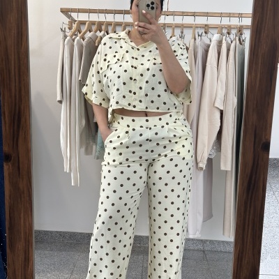 Conjunto creme com bolinhas castanhas em conjunto feminino