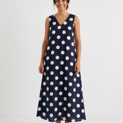 Vestido comprido azul escuro de bolinhas brancas com decote em V e ténis brancos