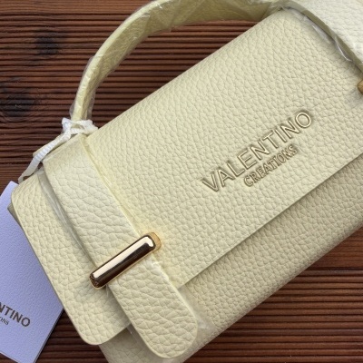 Mala creme de mão VALENTINO CREATIONS com textura granulada e detalhe dourado