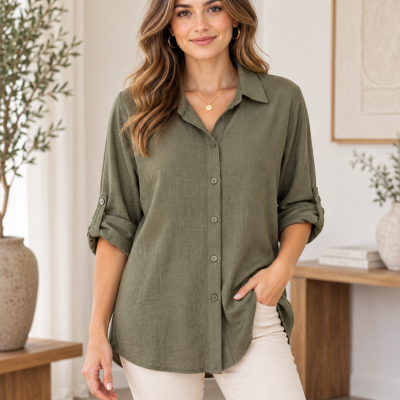 Camisa verde-oliva de manga comprida com botões e textura ligeiramente vincada
