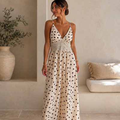 Vestido comprido bege com bolinhas pretas e renda na cintura