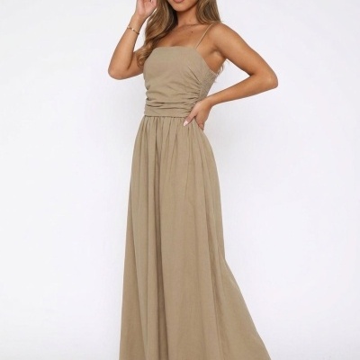 Vestido maxi bege com alças finas e saia ampla