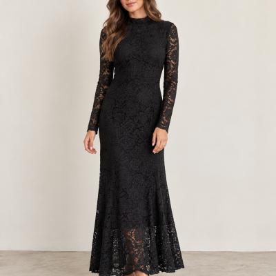 Vestido longo preto de renda com mangas compridas e gola alta