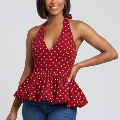 Blusa vermelha às bolinhas com decote e ganga azul
