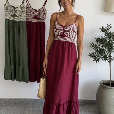 Vestidos compridos vinho e verde com padrão geométrico branco no busto, exibidos com modelo e numa parede branca com planta ao lado.