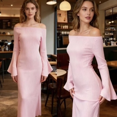 Vestido rosa comprido de malha com decote ombros descobertos e mangas com folhos em café