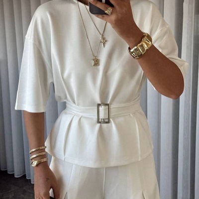 Conjunto feminino branco com acessórios dourados e cinto largo