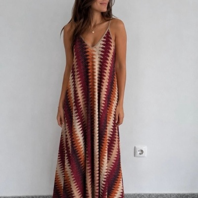 Vestido longo tricotado com padrão geométrico em zig-zag colorido