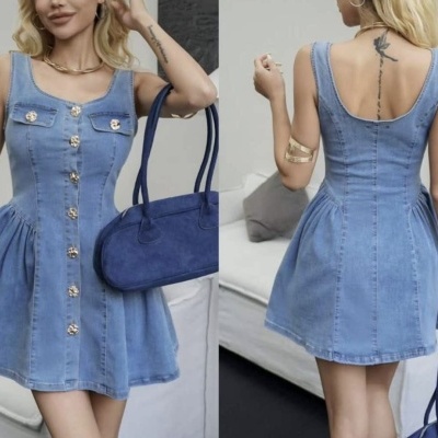 Vestido curto azul claro de ganga com botões florais e mala azul escura