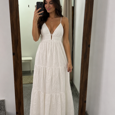 Vestido comprido branco com alças finas e padrão floral recortado