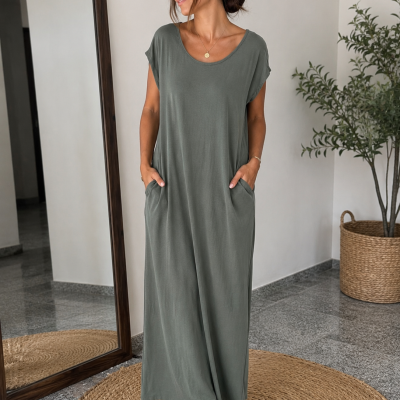 Vestido longo verde caqui com bolsos usado por mulher em ambiente interior
