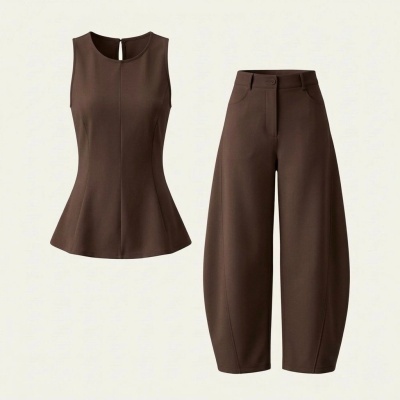Conjunto castanho de top sem mangas e calças largas 7/8