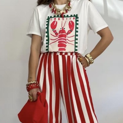 Conjunto com t-shirt branca estampada de lagosta e calças largas às riscas vermelhas e brancas