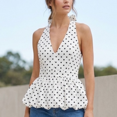 Top feminino branco com bolinhas pretas e calções de ganga azul claro