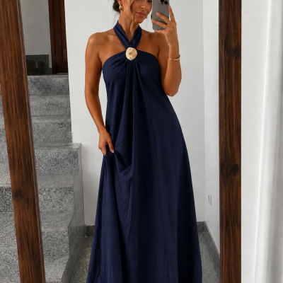 Vestido comprido azul escuro com alças cruzadas e detalhe dourado no peito