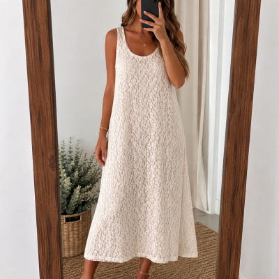 Vestido branco de renda floral sem mangas em mulher, fotografada em espelho com moldura de madeira.