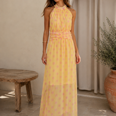 Vestido longo amarelo com bolinhas rosas e decote halter