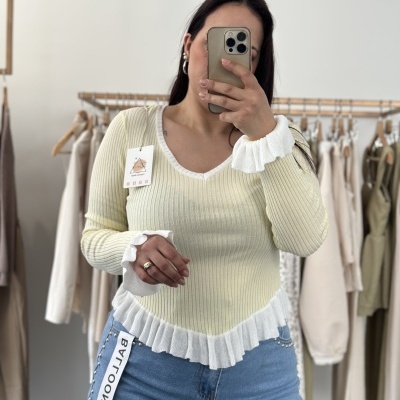 Camisola de malha canelada amarelo claro com detalhes brancos e calças de ganga azul