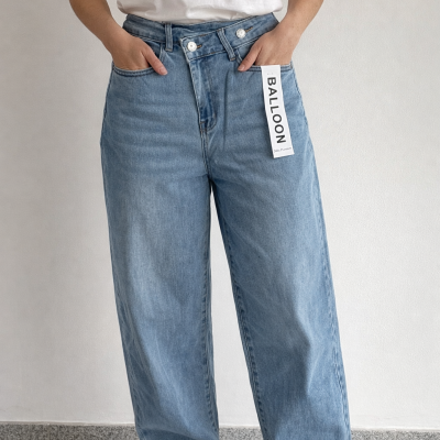 Calças de ganga azuis claras com etiqueta BALLOON em fundo branco