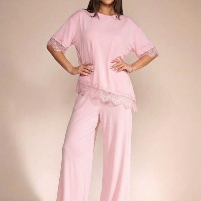 Conjunto de pijama feminino rosa com renda nas mangas e bainha da t-shirt e calças largas.