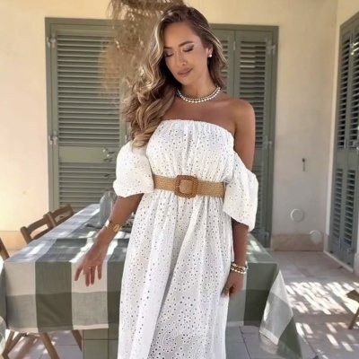 Vestido branco com recortes florais, cinto castanho e mangas bufantes