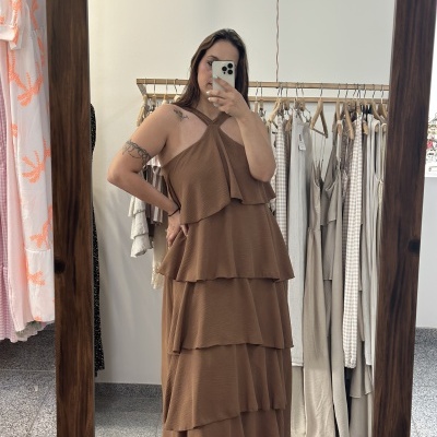 Vestido castanho em camadas com alças cruzadas