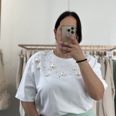 T-shirt branca com pérolas em ambiente interior