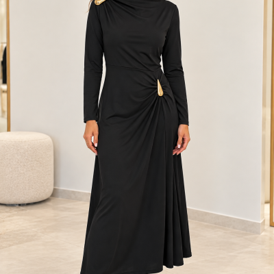 Vestido longo preto com detalhes dourados no ombro e na cintura