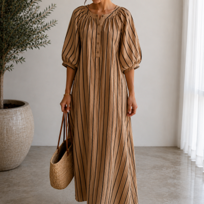 Vestido comprido castanho claro com riscas pretas e mangas 3/4 largas