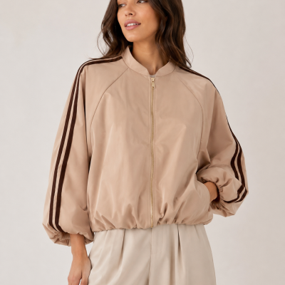 Blusão bege feminino com riscas castanhas nas mangas e fecho zip dourado