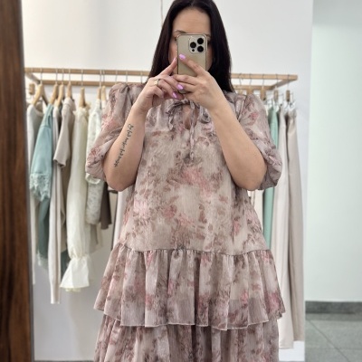 Vestido floral bege com folhos e mangas curtas