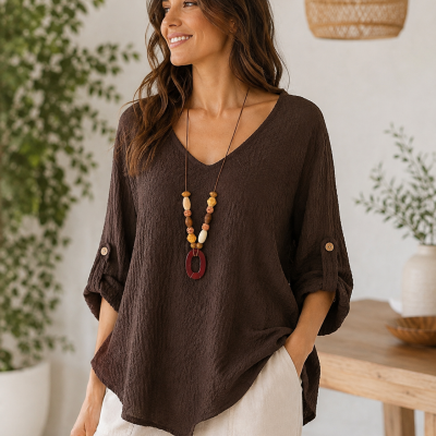 Blusa feminina castanha de tecido texturizado com mangas 3/4 e decote em V