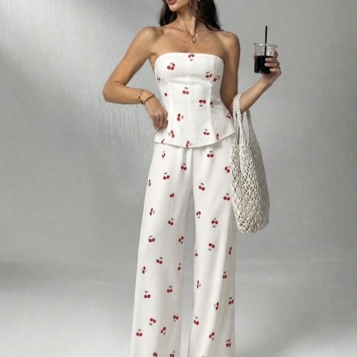 Conjunto branco com padrão de cerejas vermelhas e bolsa branca de malha