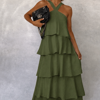 Vestido comprido verde com alças cruzadas e mala preta com corrente