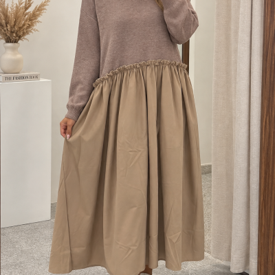 Vestido comprido castanho claro e bege com ténis em ambiente interior