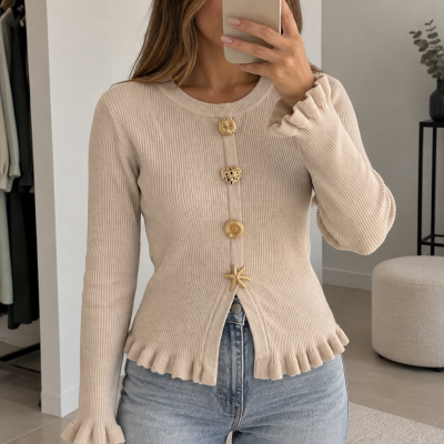 Camisola de malha creme com botões dourados decorativos e folhos nas extremidades