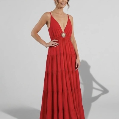 Vestido longo vermelho com alças finas e detalhe decorativo