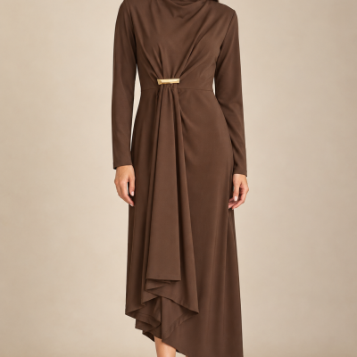 Vestido castanho longo com drapeado e fivela dourada