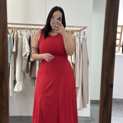 Vestido midi vermelho sem mangas