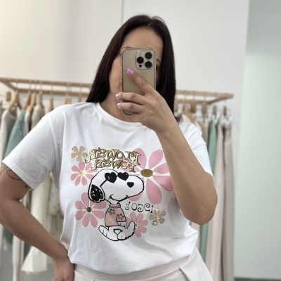 T-shirt branca com estampa de Snoopy e flores cor de rosa e douradas