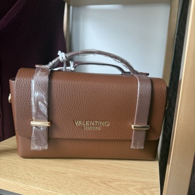 Mala VALENTINO CREATIONS em pele castanha com textura granulada