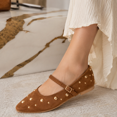 Sapatilha castanha com tachas douradas e tira com fivela