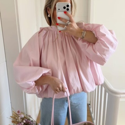 Blusa rosa com mangas bufantes e mala de verga com flores