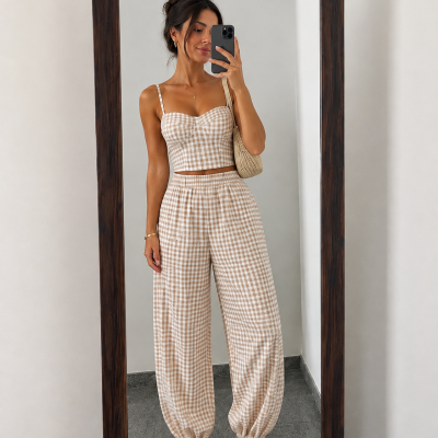 Conjunto xadrez bege e branco com top de alças e calças largas nas pernas