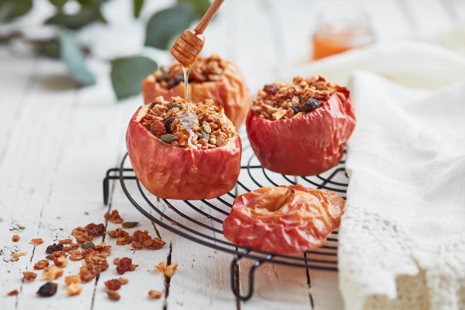 granola maça, passas e especiarias BIO sem glúten - 1800g Maçãs assadas recheadas com granola e mel sobre grade metálica e pano branco