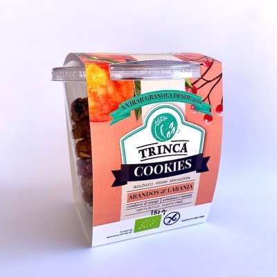 Pacote de cookies Trinca sabor arandos & laranja, embalagem plástica com rótulo laranja