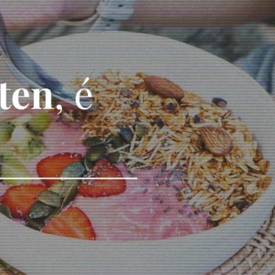 Tigela com granola, iogurte e frutas frescas numa mesa com texto sobreposto