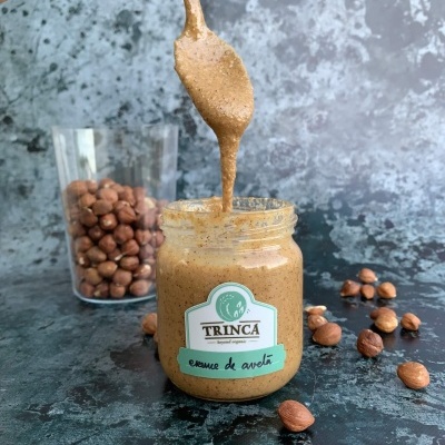 Frasco de creme de avelã TRINCA com colher a retirar creme e avelãs ao fundo