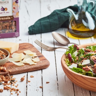 Tigela de salada com nozes e queijo, tábua com nozes e queijo, embalagem roxa de granola TRINCA figo & nozes
