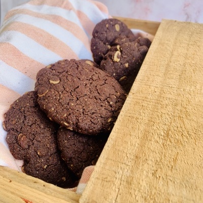 Bolachas castanhas em caixa de madeira com pano riscado